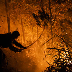 Thiago Martim, do povo Guarani, combate o fogo durante incêndio na floresta próxima a Aldeia Tekoa Itakupe na Terra Indígena Jaraguá