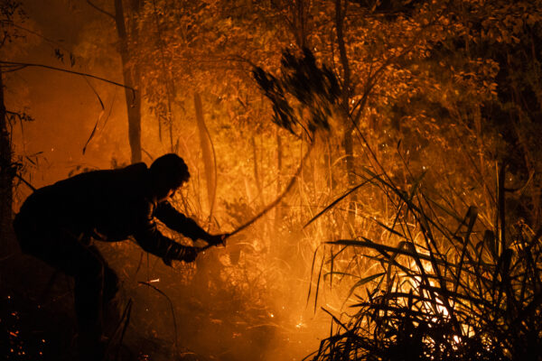 Thiago Martim, do povo Guarani, combate o fogo durante incêndio na floresta próxima a Aldeia Tekoa Itakupe na Terra Indígena Jaraguá