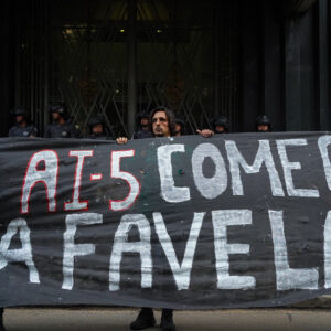 [Manifestantes lembram o AI-5 durante ato em SP contra o massacre de Paraisópolis]