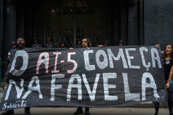 [Manifestantes lembram o AI-5 durante ato em SP contra o massacre de Paraisópolis]