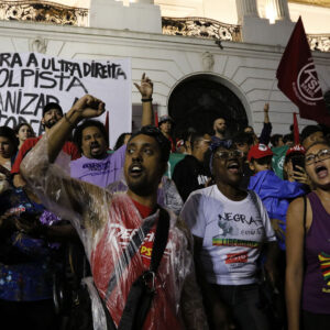 Manifestação na Cinelândia em defesa da democracia após atos de vandalismo em Brasília