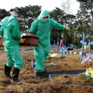 Brasil alcanza las 700 mil muertes por covid-19 [Brasil alcança as 700 mil mortes por covid-19]