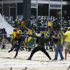 Manifestantes invadem Congresso, Palácio do Planalto e STF - Prédios dos Três Poderes foram vandalizados