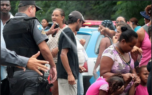 O Ministério Público denunciou à Justiça o capitão e o soldado da Polícia Militar que jogaram spray de pimenta em duas crianças e num garçom, durante uma manifestação de ex-moradores do Morro do Bumba