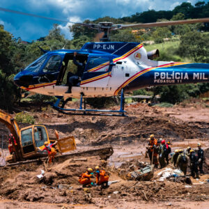 [Resgate dos bombeiros com helicóptero em Brumadinho]